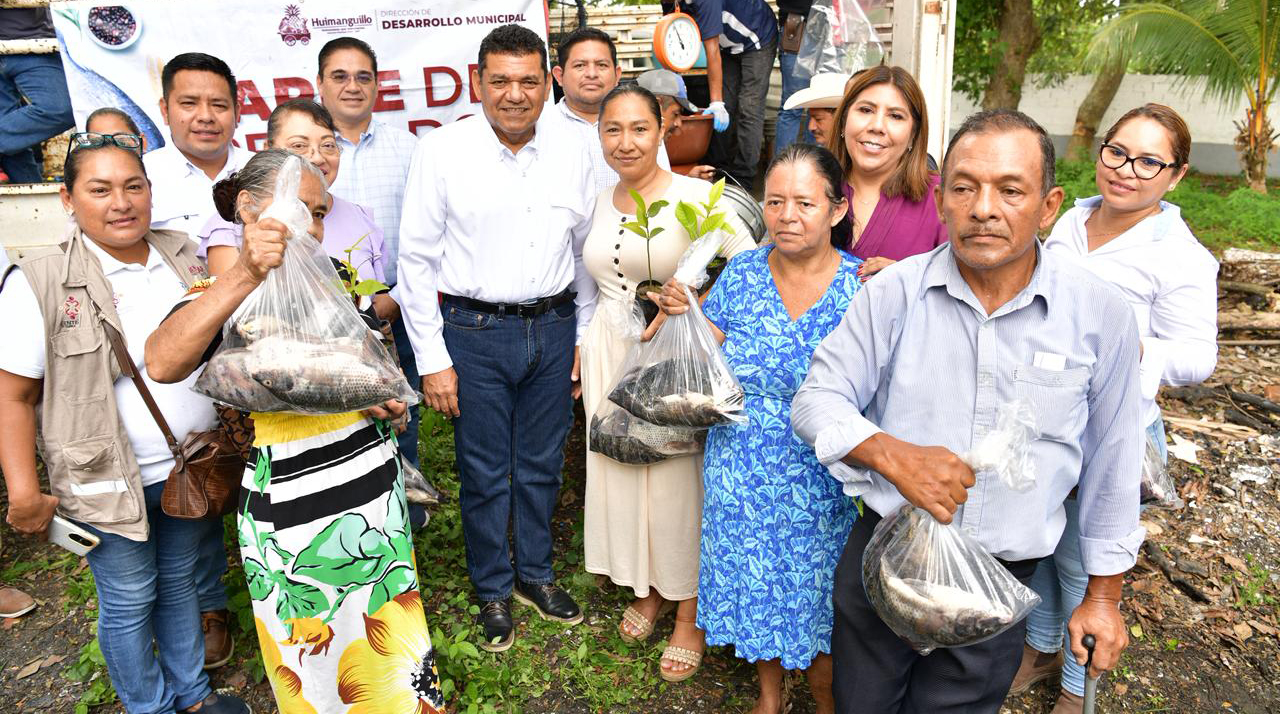 Gobierno del Pueblo lleva bienestar a familias de Huimanguillo; anuncia Javier May atención de la carretera que une los poblados del C-31 al C-41