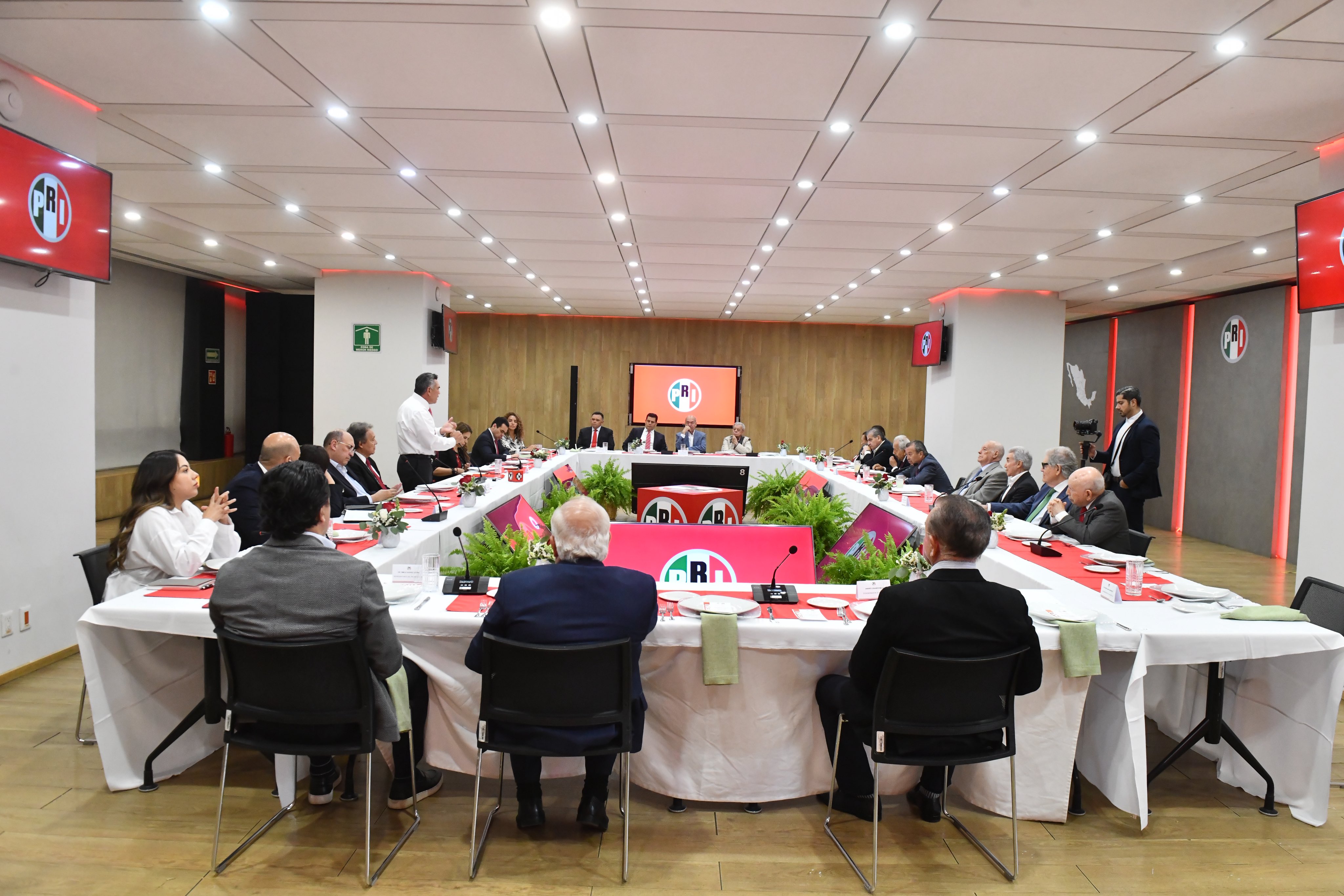Alejandro Moreno reúne a exgobernadores del PRI; perfilan agenda en seguridad, finanzas y crecimiento