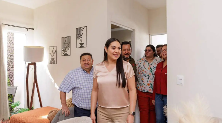 La gobernadora de Colima, Indira Vizcaíno supervisa construcción de más de mil viviendas en Villa de Álvarez