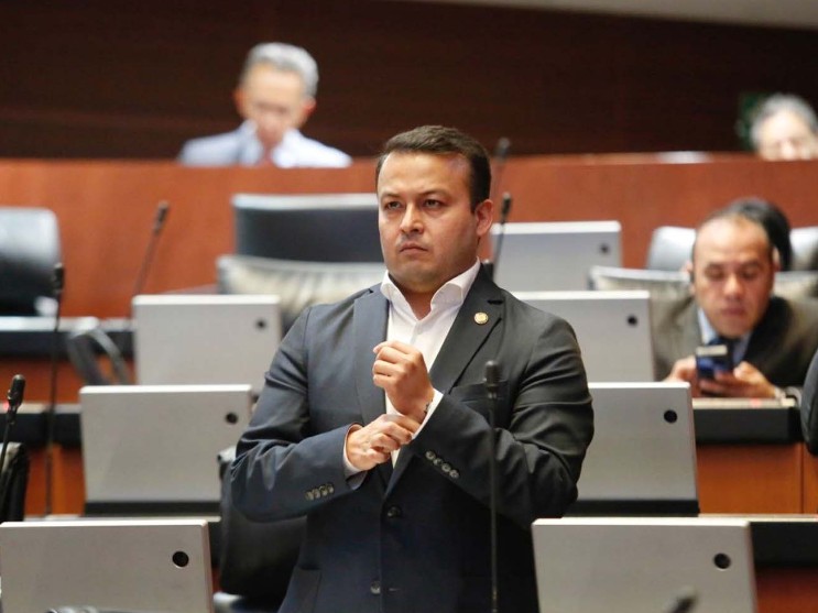 Entrevista al senador Raymundo Bolaños Azócar en el Patio del Federalismo durante la sesión del Senado