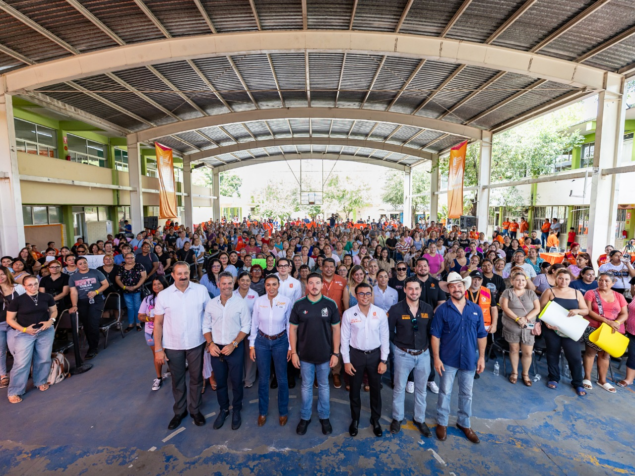 Garantiza Gobernador movilidad gratuita a beneficiarias de Ayudamos a las Mujeres en San Nicolás