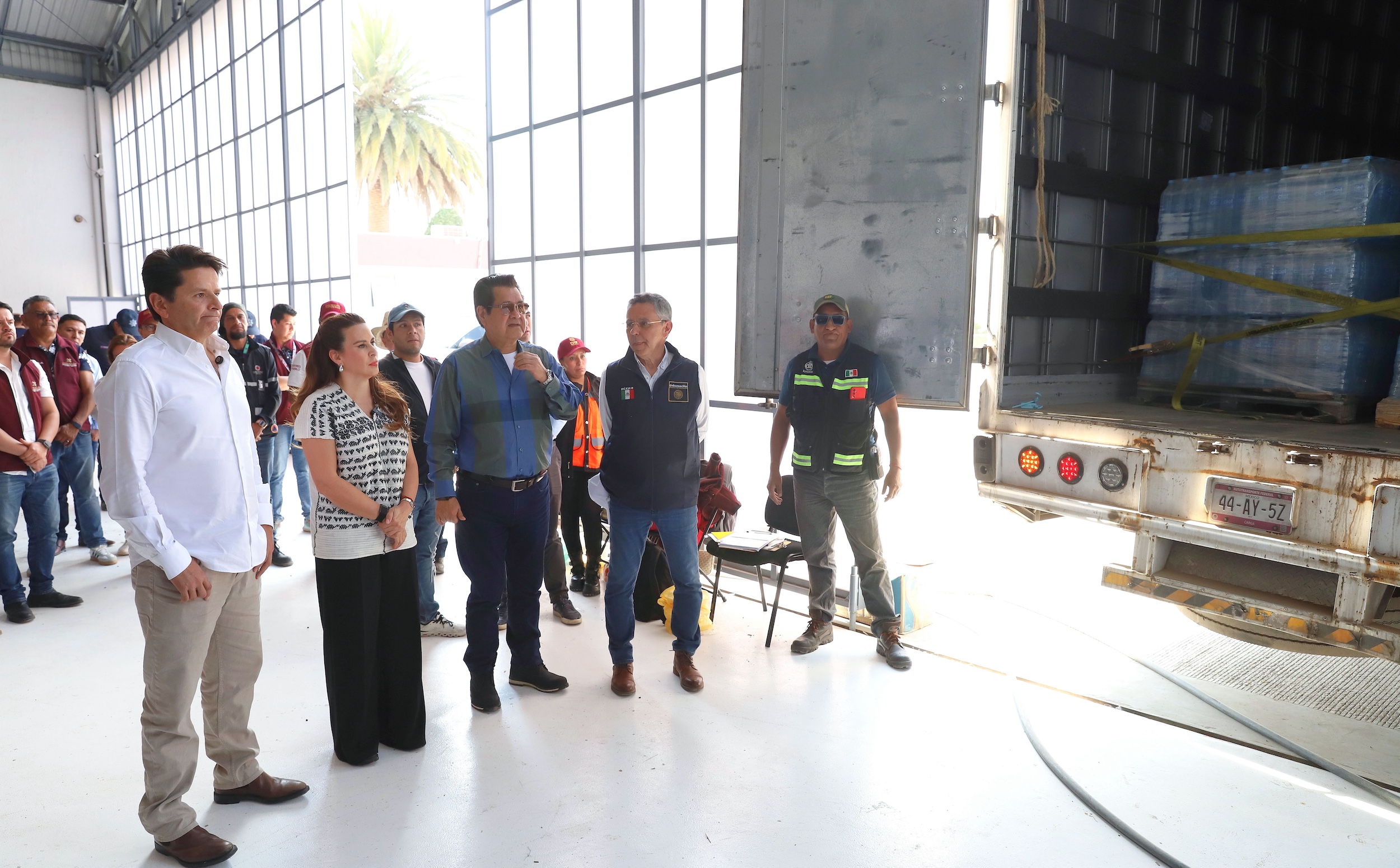 Senadores de la república entregan víveres en el Aeropuerto de Pachuca, Hidalgo