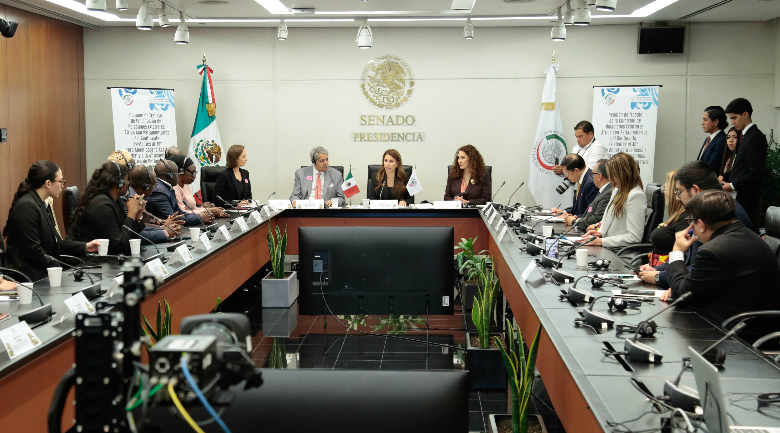 Recibe Comisión del Senado a parlamentarios de naciones africanas; coinciden en la importancia del trabajo conjunto