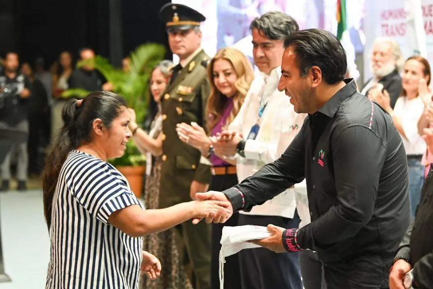 Entregan kits de alfabetización del programa Chiapas Puede en Tuxtla