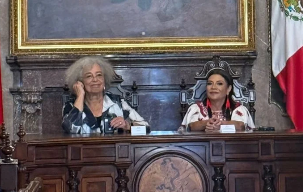 Clara Brugada entrega las llaves de la CDMX a Angela Davis, activista, feminista e intelectual estadounidense