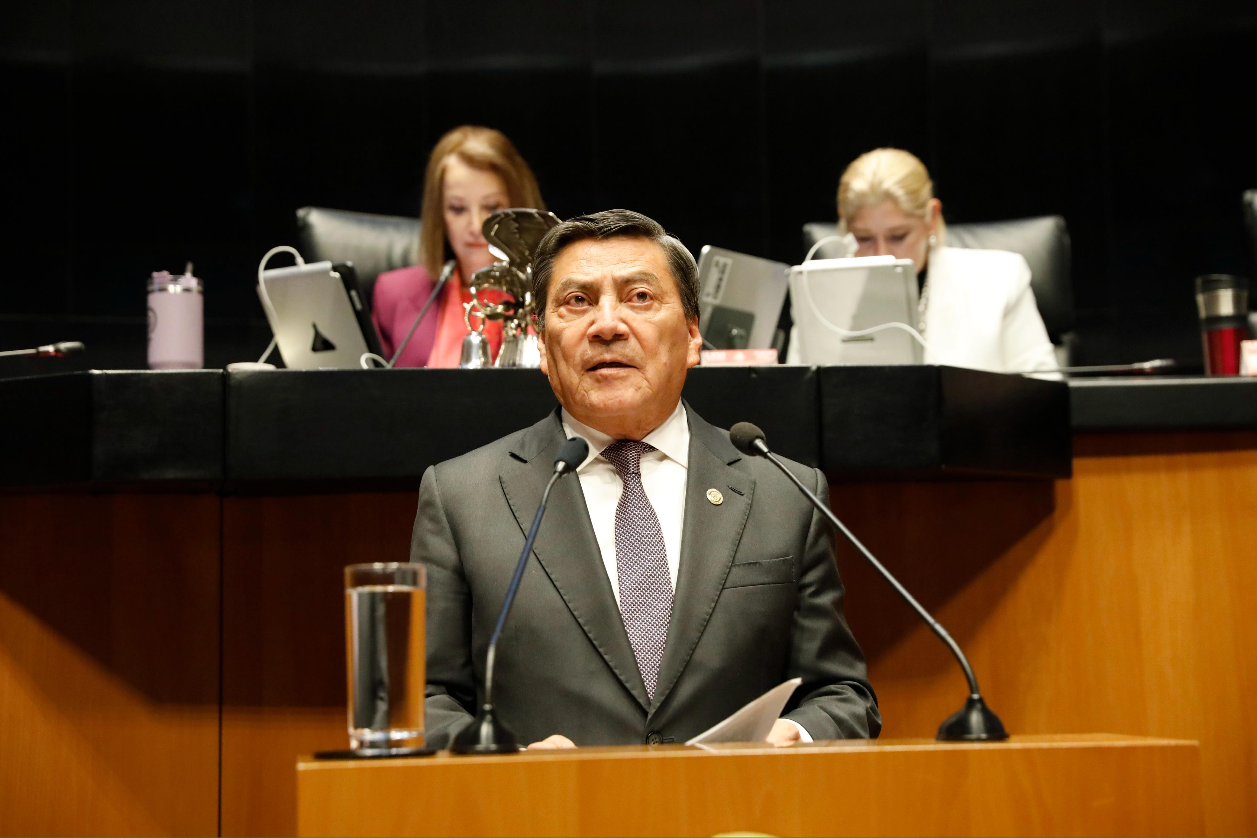 Presentación del dictamen sobre la iniciativa para reducir privilegios y fortalecer la revocación de mandato, en voz del senador Óscar Cantón Zetina, presidente de la Comisión de Puntos Constitucionales