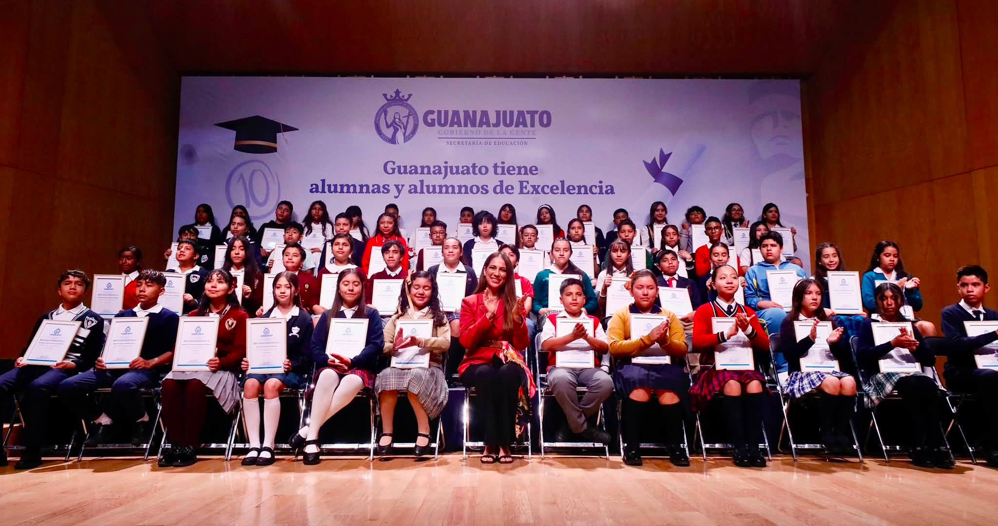 Reconoce Gobernadora la excelencia académica de estudiantes guanajuatenses