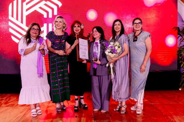 LA GOBERNADORA LAYDA SANSORES SAN ROMÁN ENTREGÓ EL RECONOCIMIENTO “MUJERES QUE INSPIRAN Y DEJAN HUELLA”